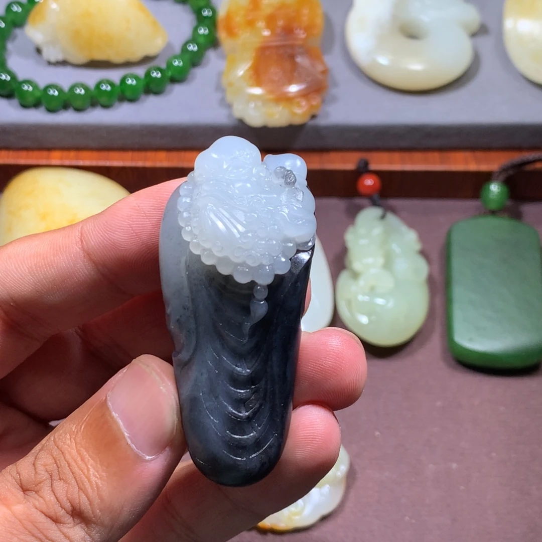 万***业和田玉未镶嵌颈饰