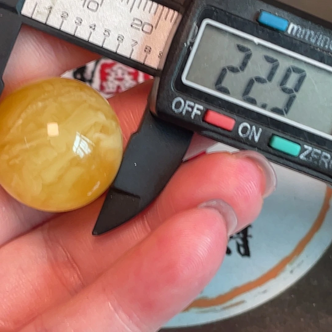 未镶嵌琥珀裸石微瑕667