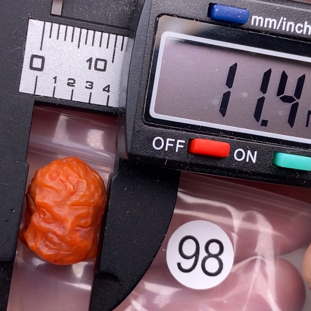 南红玛瑙未镶嵌配饰有瑕疵