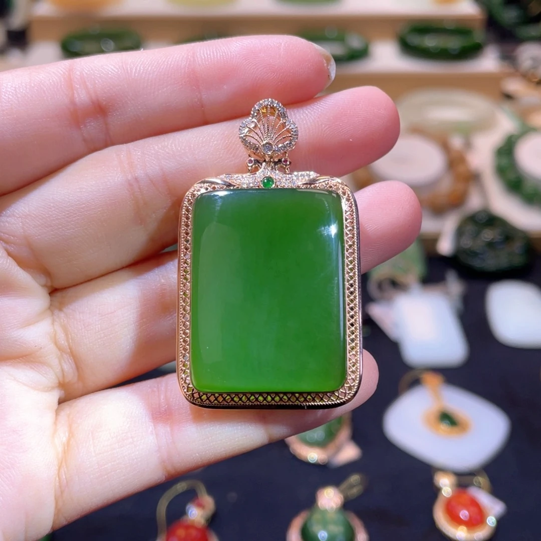 和田玉18K金镶嵌颈饰收藏级冰阳绿无事牌