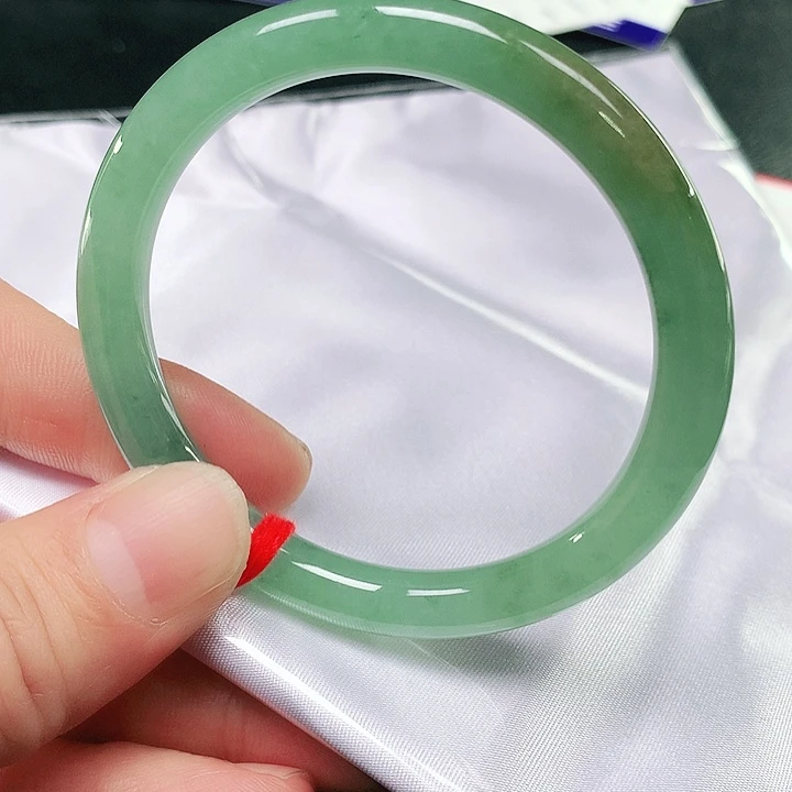 翡翠手镯未镶嵌翡翠手镯未镶嵌