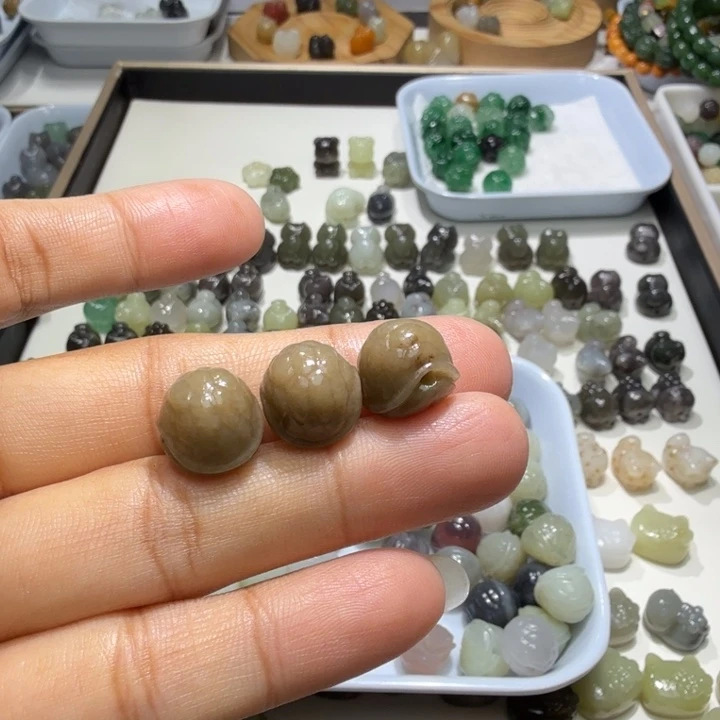闪***。和田玉未镶嵌珠宝奇石