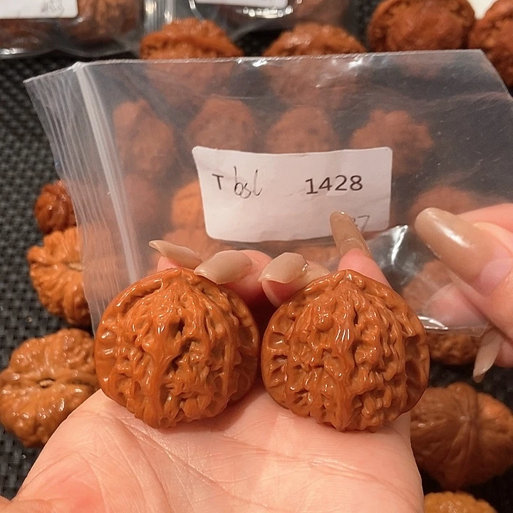 文玩核桃吊坠白狮子36.9