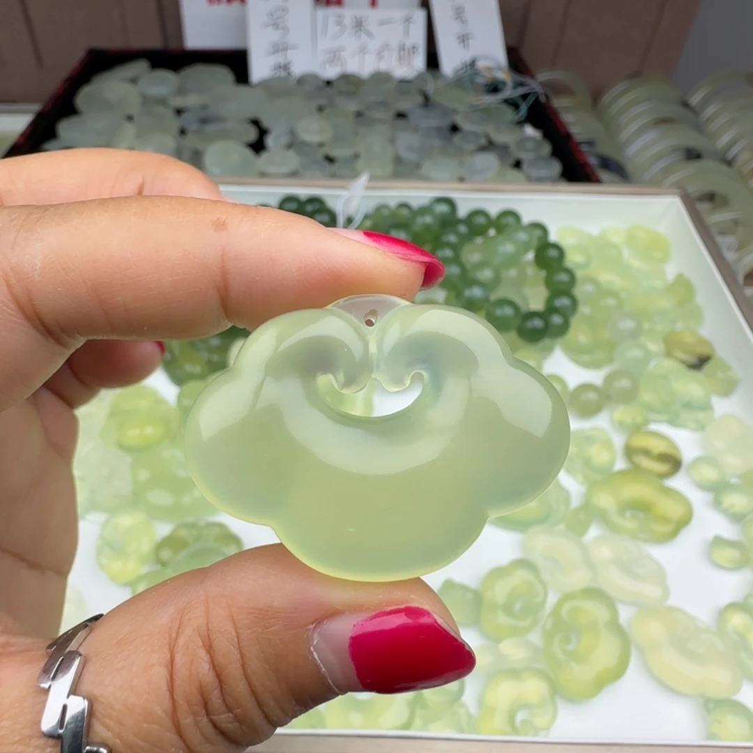 蛇纹石玉未镶嵌颈饰