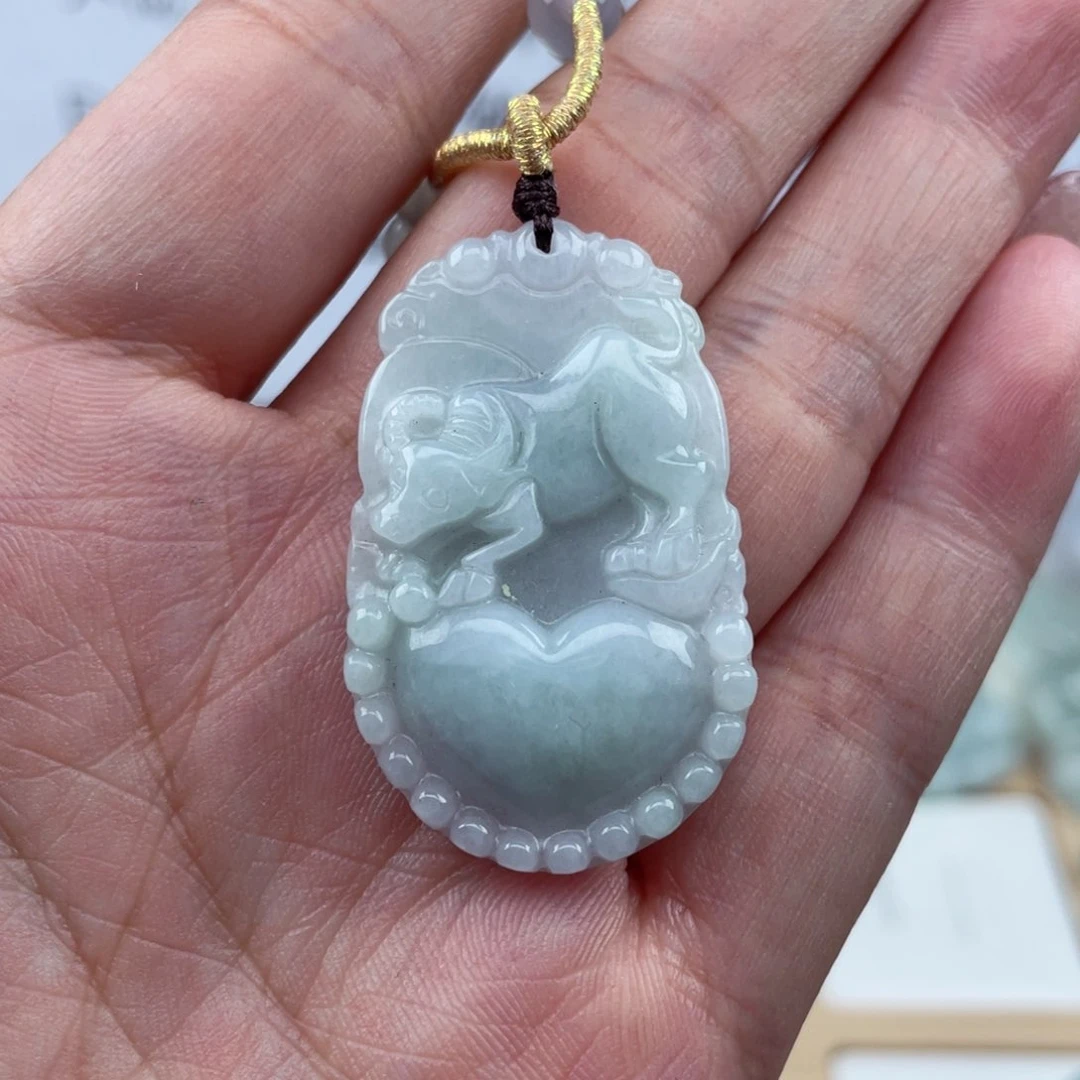 翡翠未镶嵌颈饰生肖牛