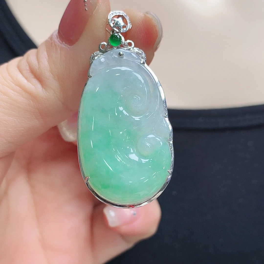 翡翠颈饰18K金镶嵌如意