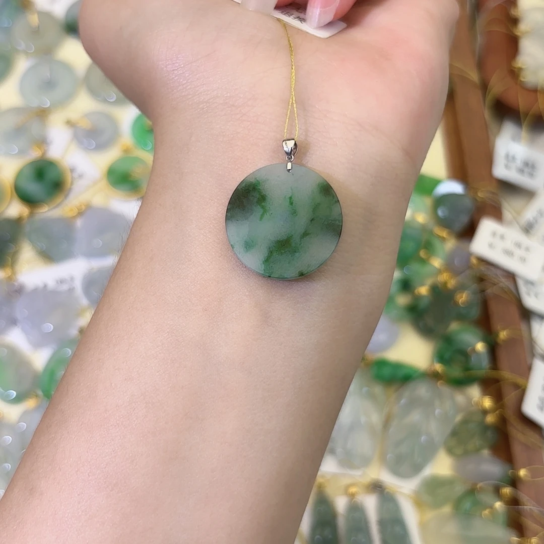 翡翠18K金镶嵌颈饰无事牌