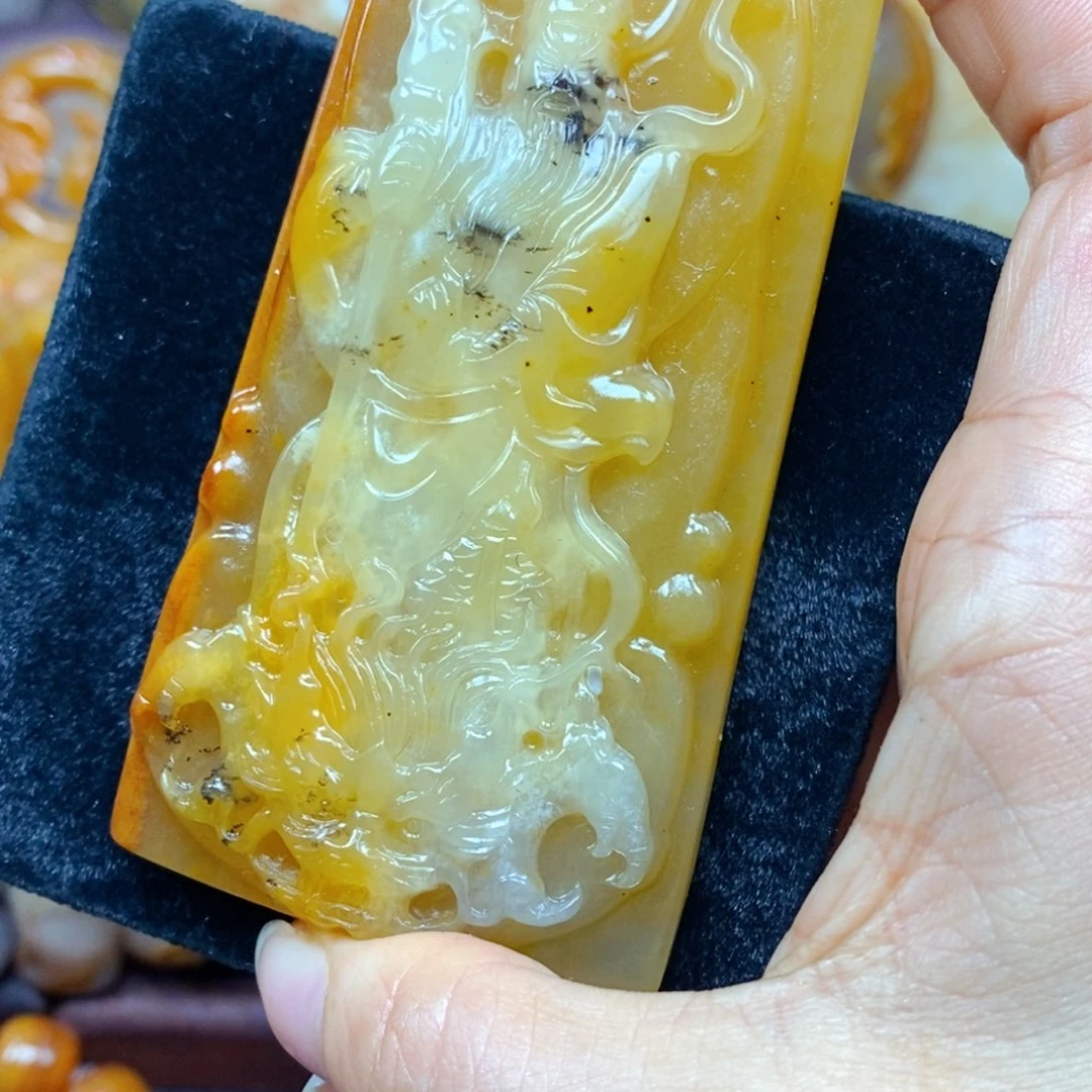 未镶嵌石英质玉（黄龙玉）颈饰