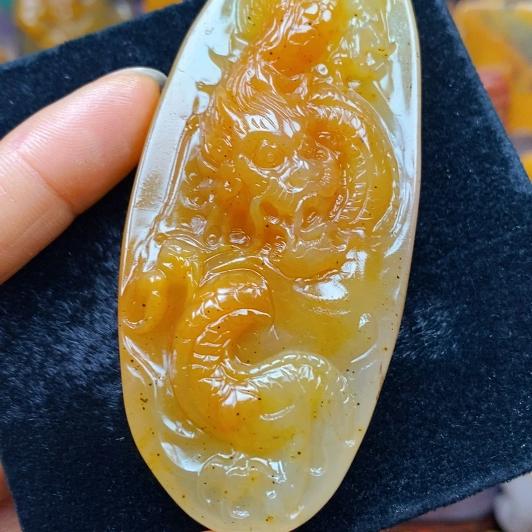 未镶嵌石英质玉（黄龙玉）颈饰