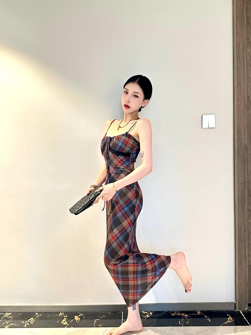 法式复古格纹a字裙连衣裙2025夏季新款收腰辣妹修身小个子吊带裙