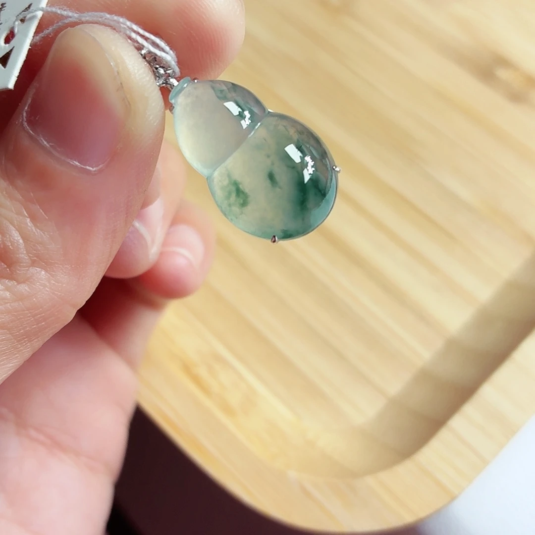 翡翠18K金镶嵌颈饰葫芦