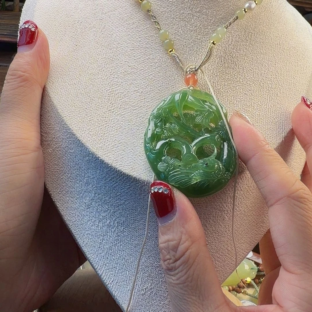 y***丽和田玉未镶嵌颈饰