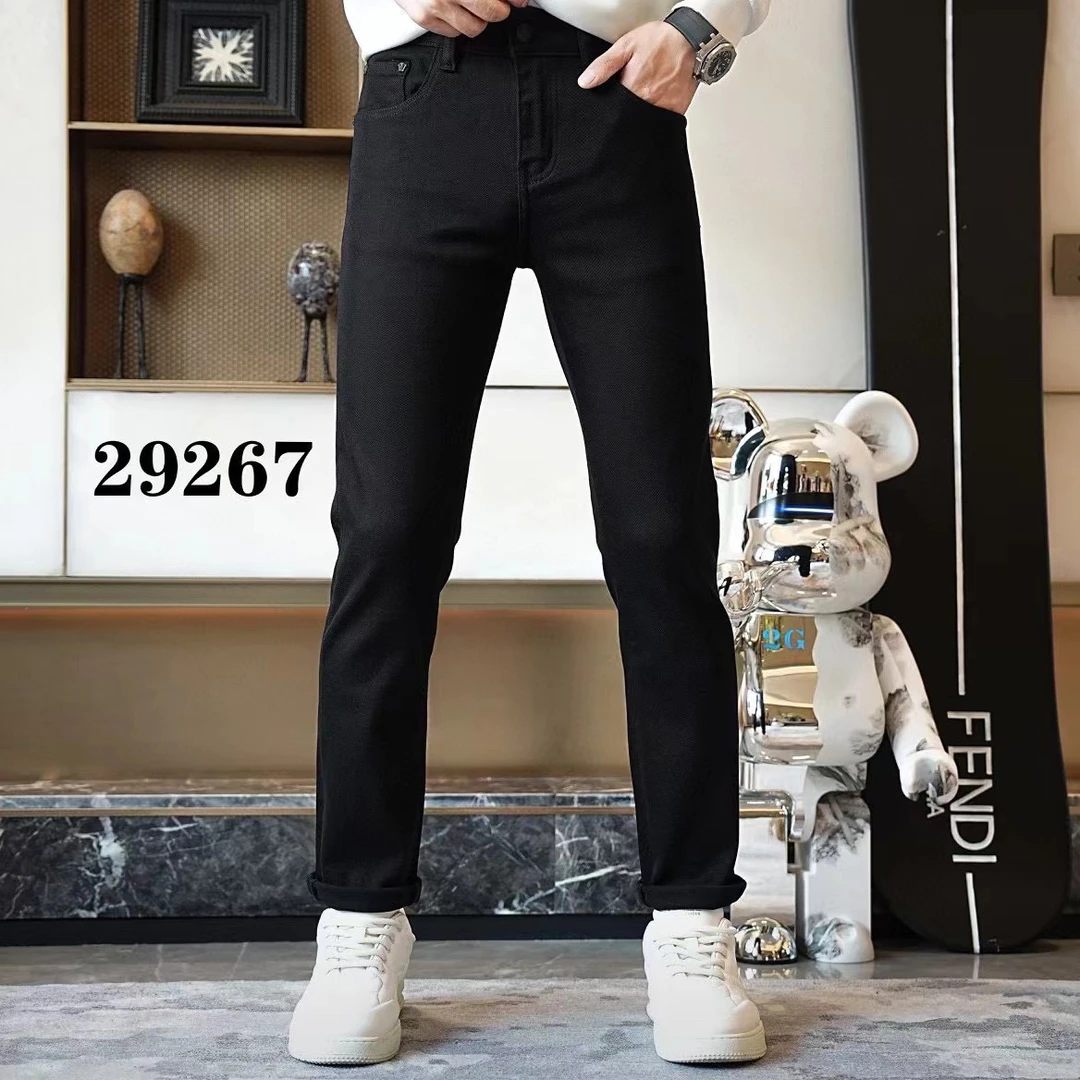新款纯黑小直筒牛仔裤（瓦瓦）