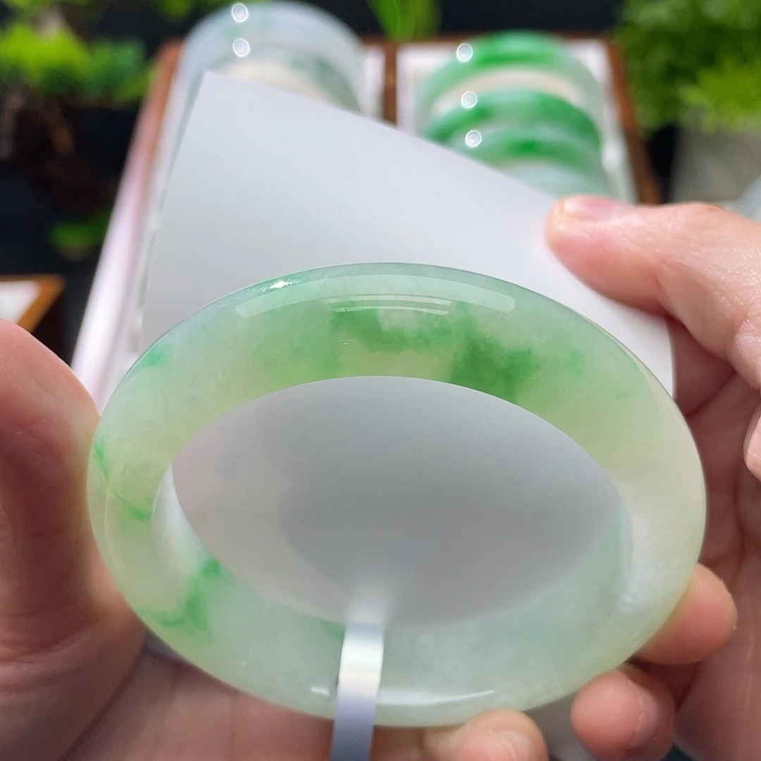 翡翠未镶嵌手镯55.7飘阳绿