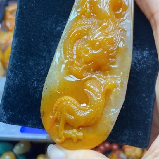 石英质玉（黄龙玉）未镶嵌颈饰