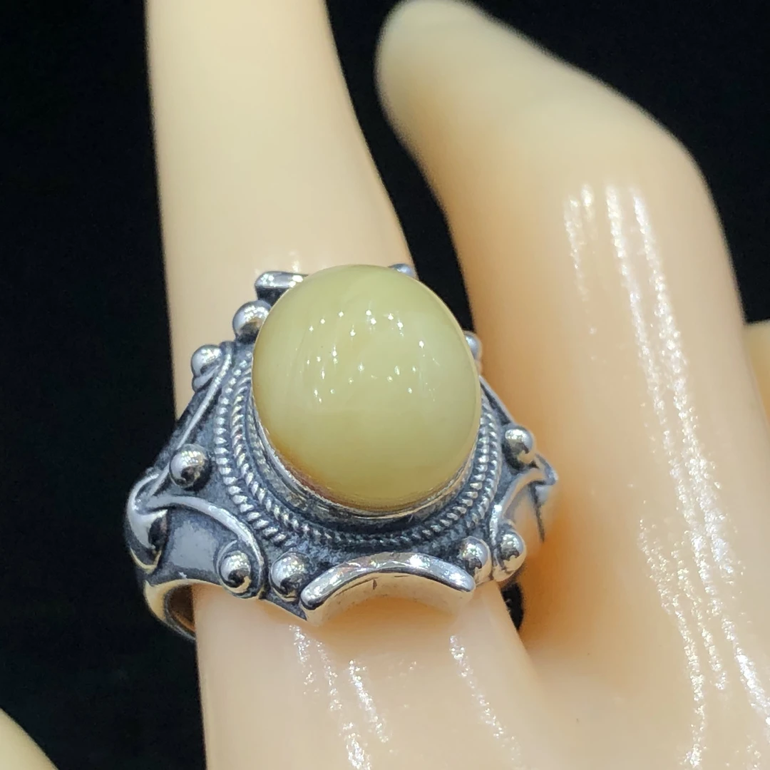 原生态蜜蜡戒指。