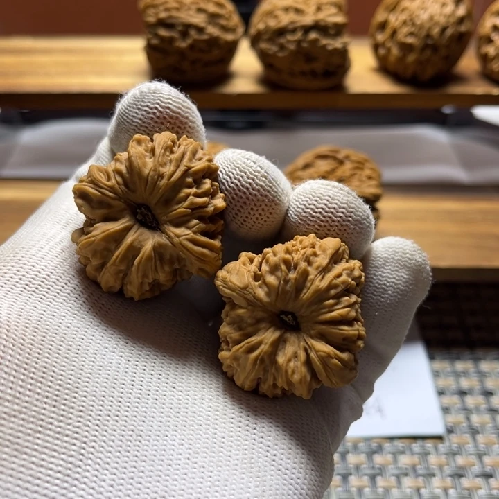 铁***。文玩核桃吊坠南疆石