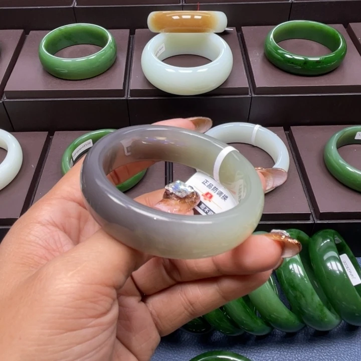 和田玉未镶嵌手镯