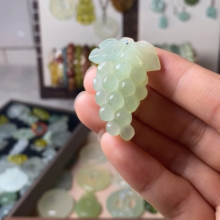 蛇纹石玉颈饰未镶嵌