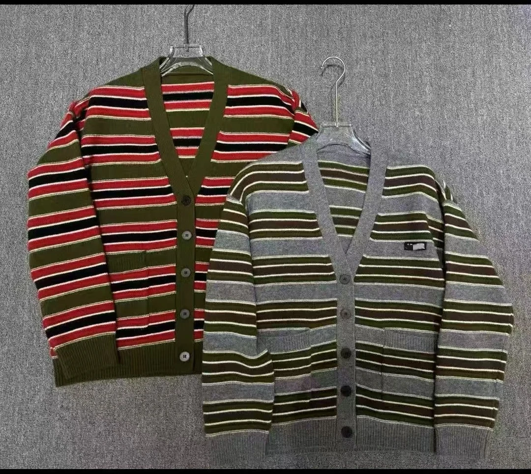 6212-11583 条纹V领针织开衫