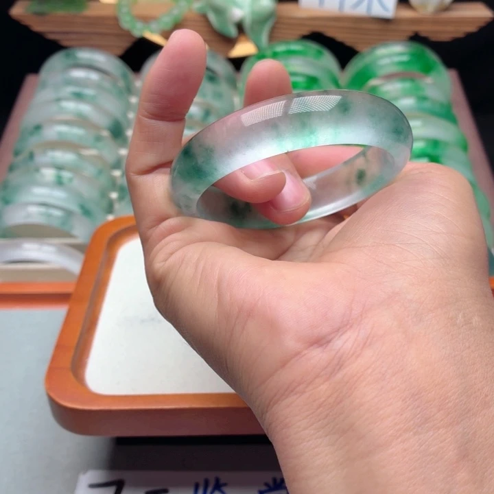 享***z石英质玉未镶嵌手镯