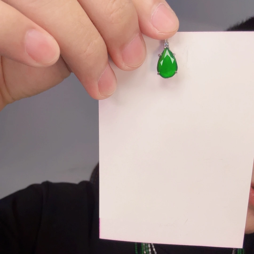 翡翠未镶嵌颈饰一件