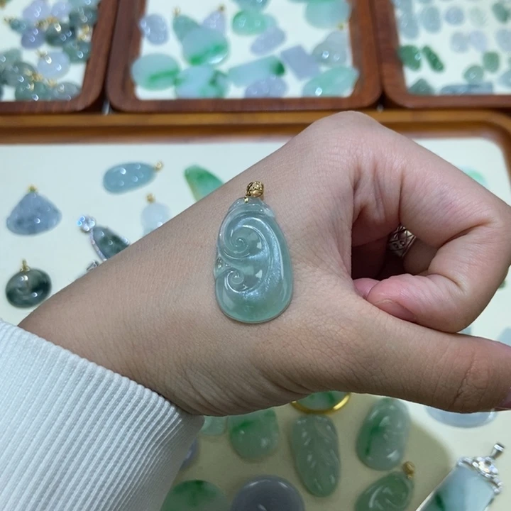 颈饰18K金镶嵌翡翠如意