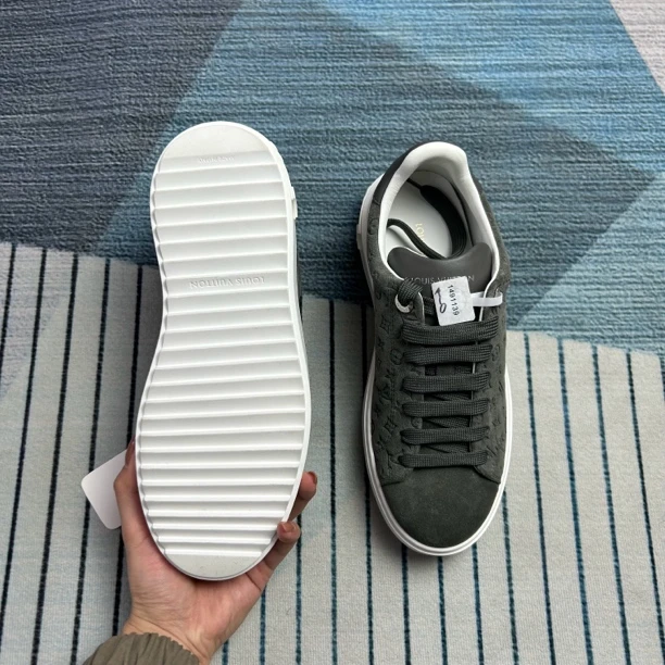 未使用 LouisVuitton/路易威登 在售款灰色满印休闲鞋三五半码