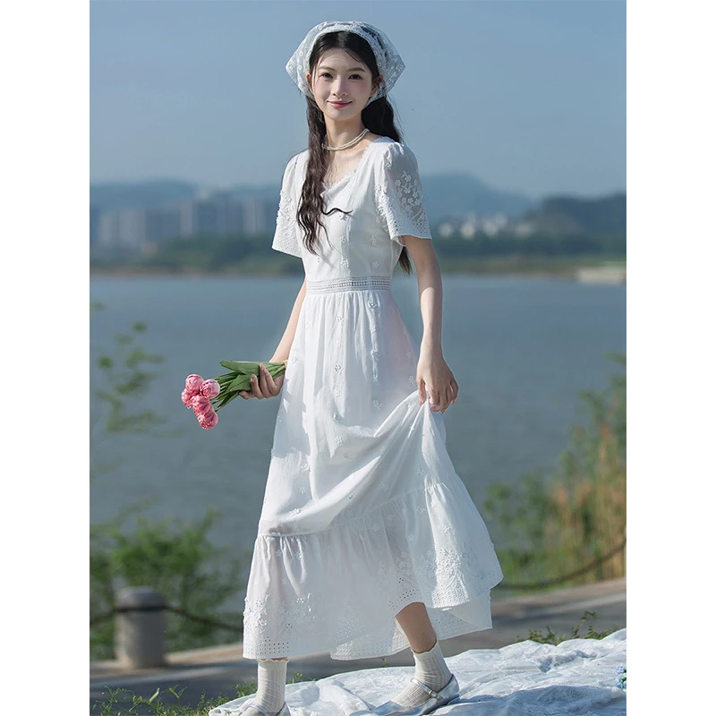 素色左岸法式短袖连衣裙女夏新款绣花重工白色收腰气质小个子长裙