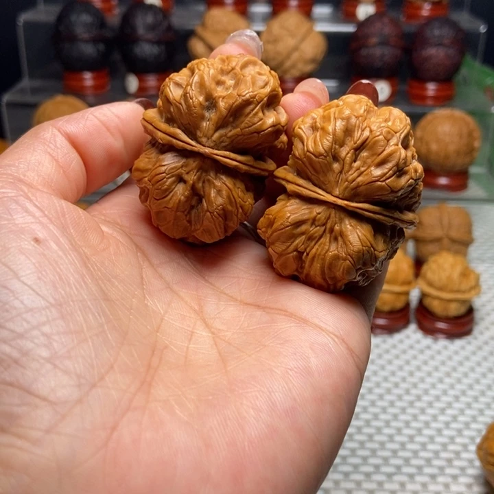 文玩核桃把件1盘石鬼脸