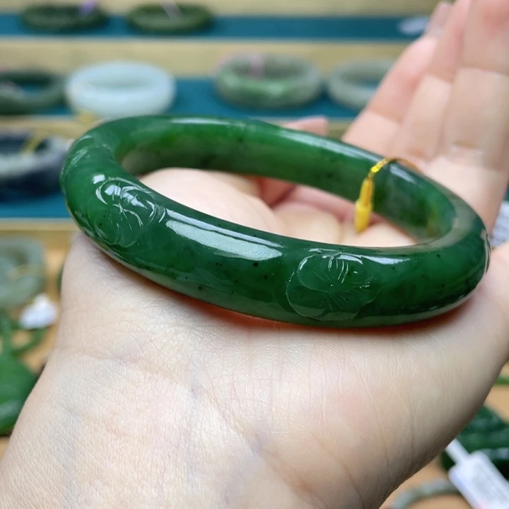 和田玉手镯62+圈口。编号36未镶嵌