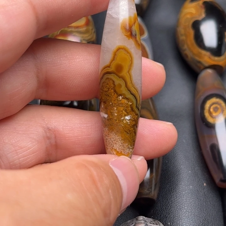 正***行颈饰未镶嵌石英岩玉