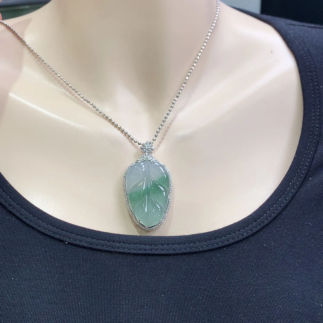 翡翠18K金镶嵌颈饰叶子