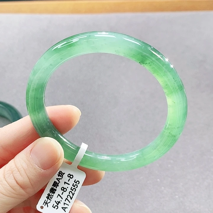 翡翠未镶嵌手镯（圆镯）