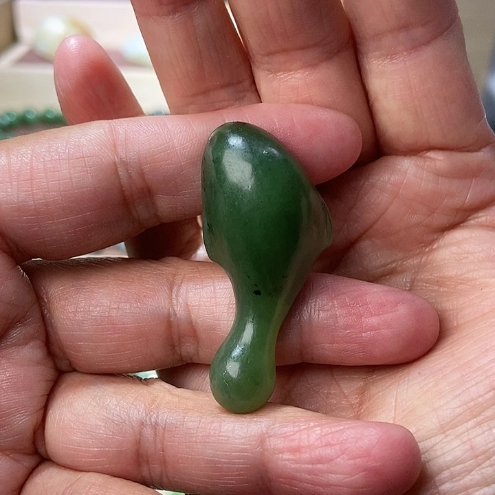 夏***天和田玉未镶嵌颈饰