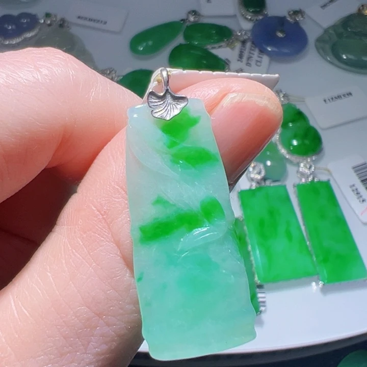 颈饰18K金镶嵌翡翠