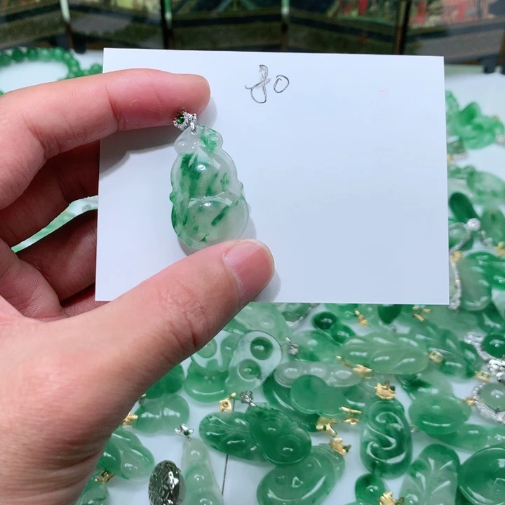 石英质玉颈饰未镶嵌听***?