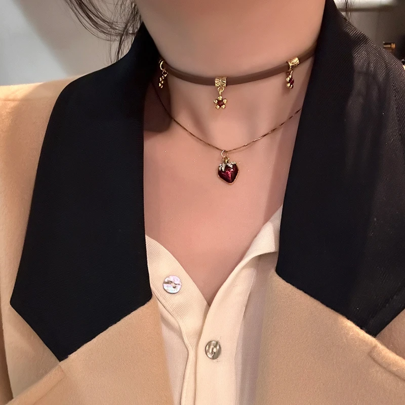 铜合金皮质项链 秋冬美拉德红色草莓吊坠项链