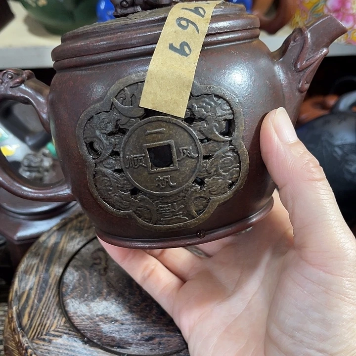 茶壶紫泥原矿泥料手工制作的一把紫砂壶。