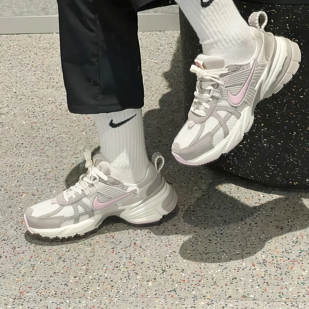 NIKE/耐克女款白灰粉V2K情人节低帮复古跑步鞋HV5997161