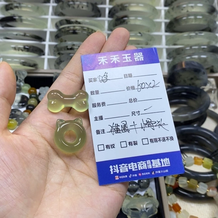 蜉***梦未镶嵌蛇纹石玉颈饰天然岫玉吊坠