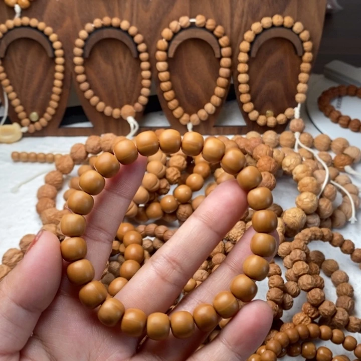 猴头核桃吊坠小老型：9+瑕疵，黑点，油点