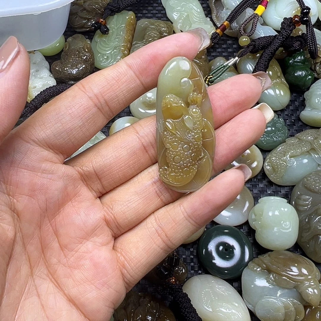 和田玉未镶嵌颈饰卡45.9