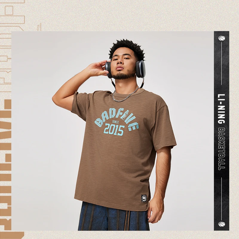 李宁BADFIVE反伍男子吸湿排汗时尚舒适宽松短袖文化衫AHSU147-B品