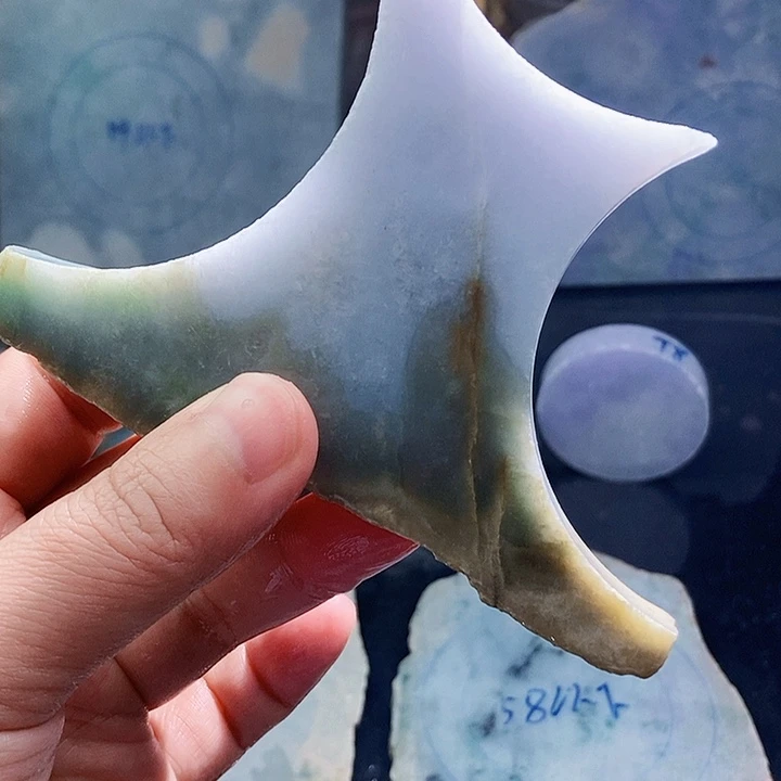 翡翠未镶嵌颈饰毛料4