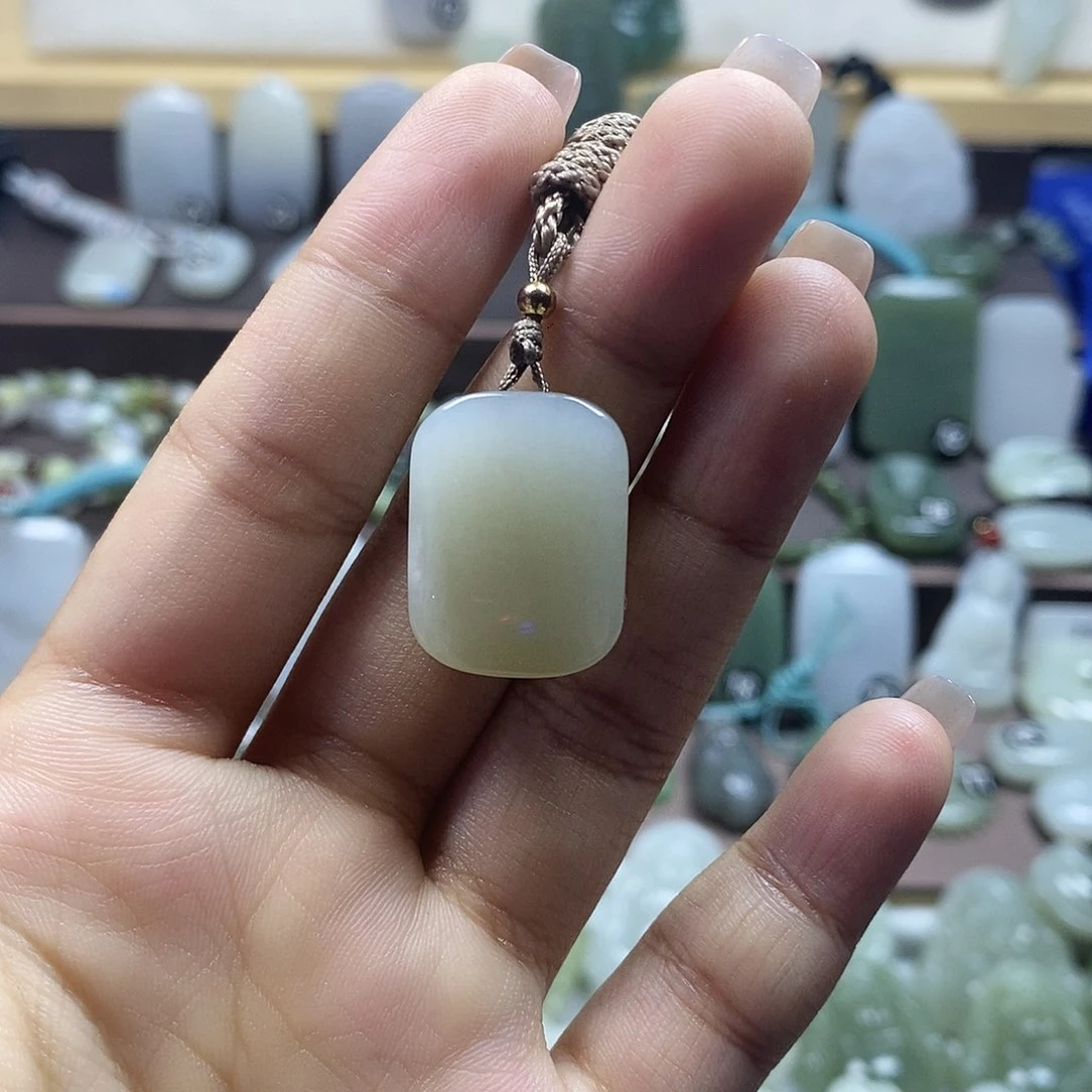 和田玉未镶嵌颈饰平安扣