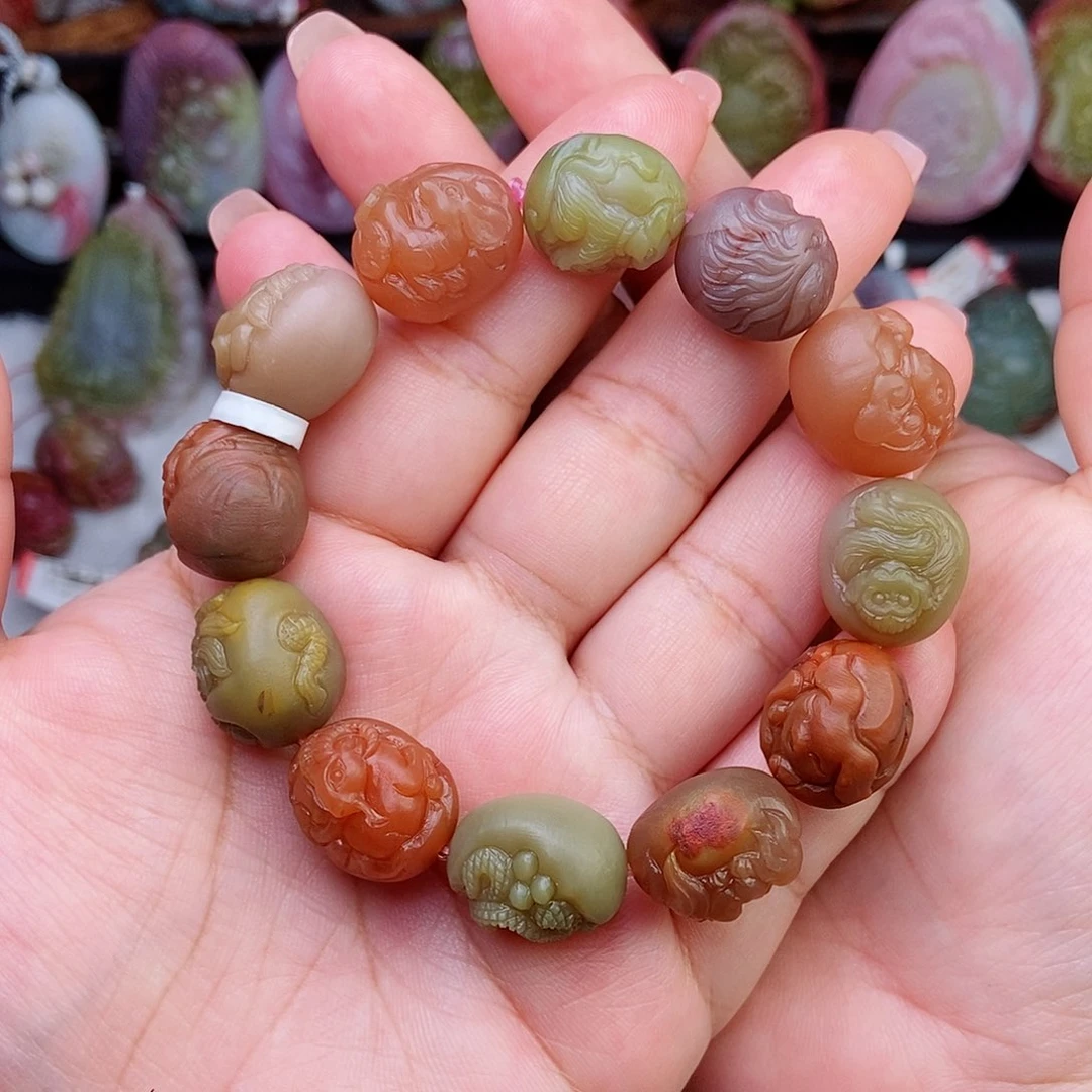 颈饰未镶嵌石英质玉（盐源）