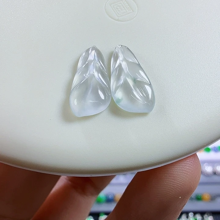 翡翠未镶嵌颈饰一对叶子