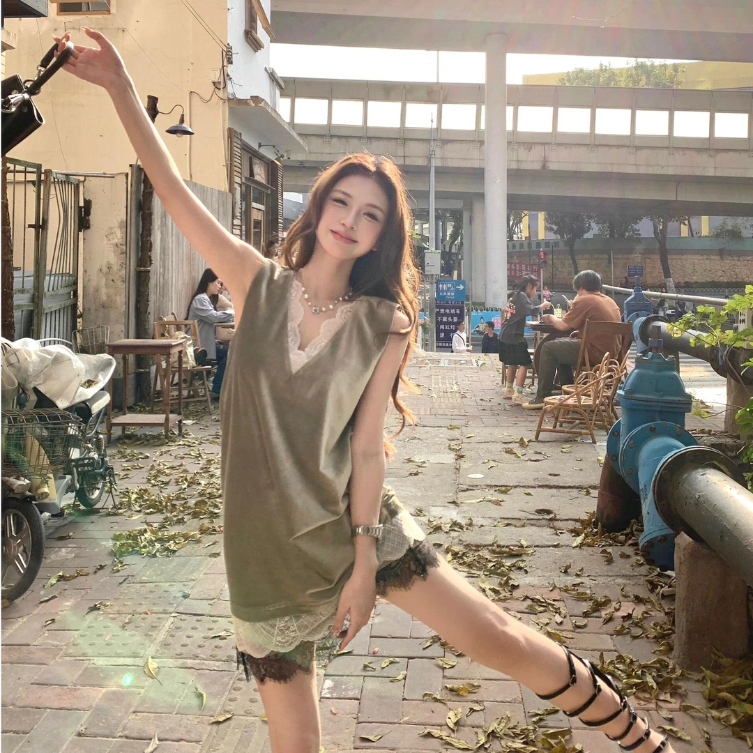 纯欲蕾丝拼接背心裙女装夏季2025年新款气质宽松显瘦V领A字连衣裙