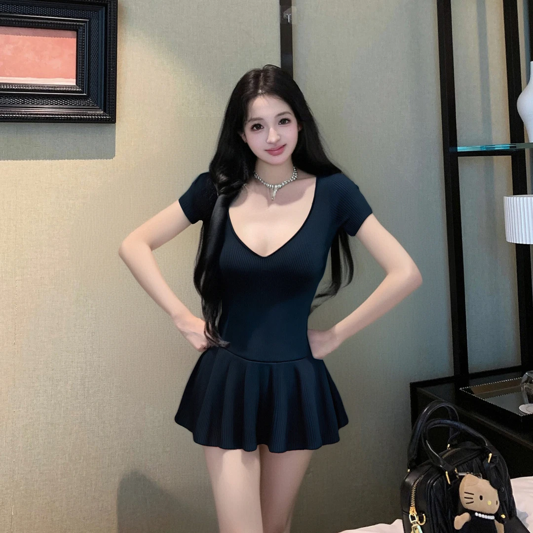 黑色V领荷叶边正肩连衣裙女2025新款韩系小众别致度假风性感短裙